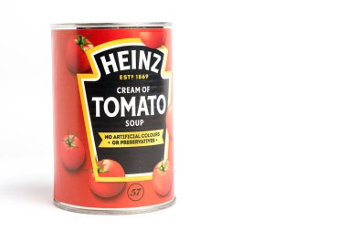 Londra, Birleşik Krallık 24 Şubat 2025: - Heinz Kremalı Domates Çorbası. Beyaz Geçmişe Karşı Stüdyo Çekimi.