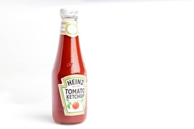 Londra, Birleşik Krallık 24 Şubat 2025 Bir şişe Heinz yapımı masa sosu. Beyaz Geçmişe Karşı Stüdyo Çekimi.