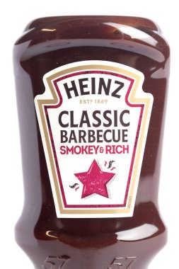 Londra, Birleşik Krallık 24 Şubat 2025 Klasik Barbekü Şişe. Heinz Yapımı Masa Sosu. Beyaz Geçmişe Karşı Stüdyo Çekimi.