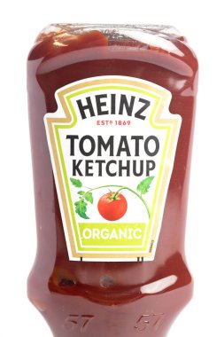 Londra, Birleşik Krallık 24 Şubat 2025: Bir şişe organik domates ketçapı. Heinz Yapımı Masa Sosu. Beyaz Geçmişe Karşı Stüdyo Çekimi.