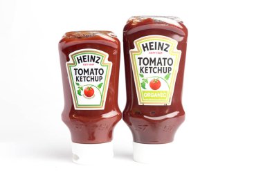 Londra, Birleşik Krallık 24 Şubat 2025: - Bir şişe domates ketçap. Heinz Yapımı Masa Sosu. Beyaz Geçmişe Karşı Stüdyo Çekimi.