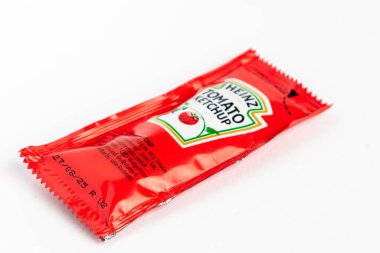 Londra, Birleşik Krallık 10 Mart 2025 Heinz Domates Ketçap Sachet. Beyaz Geçmişe Karşı Stüdyo Çekimi.