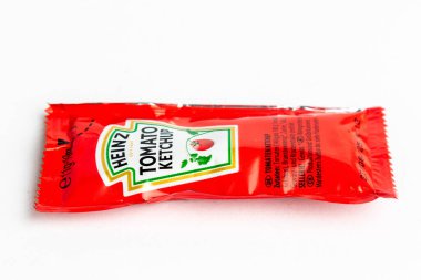 Londra, Birleşik Krallık 10 Mart 2025 Heinz Domates Ketçap Sachet. Beyaz Geçmişe Karşı Stüdyo Çekimi.