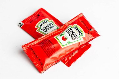 Londra, İngiltere 10 Mart 2025 Heinz Domates Ketçap Sachets. Beyaz Geçmişe Karşı Stüdyo Çekimi.