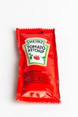 Londra, Birleşik Krallık 10 Mart 2025 Heinz Domates Ketçap Sachet. Beyaz Geçmişe Karşı Stüdyo Çekimi.