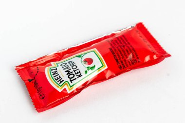 Londra, Birleşik Krallık 10 Mart 2025 Heinz Domates Ketçap Sachet. Beyaz Geçmişe Karşı Stüdyo Çekimi.