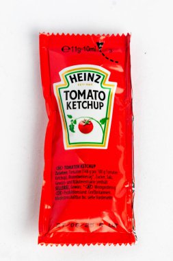 Londra, Birleşik Krallık 10 Mart 2025 Heinz Domates Ketçap Sachet. Beyaz Geçmişe Karşı Stüdyo Çekimi.