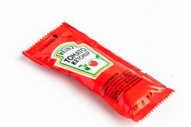 Londra, Birleşik Krallık 10 Mart 2025 Heinz Domates Ketçap Sachet. Beyaz Geçmişe Karşı Stüdyo Çekimi.