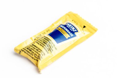Londra, Birleşik Krallık 10 Mart 2025 Heinz Mayonez Sachet. Beyaz Geçmişe Karşı Stüdyo Çekimi.