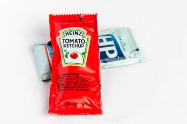 Londra, Birleşik Krallık 'ın 10 Mart 2025 Sachets of HP Brown Suce ve Heinz Ketçap. Beyaz Geçmişe Karşı Stüdyo Çekimi.