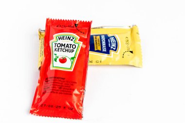 Londra, Birleşik Krallık 10 Mart 2025: Heinz Mayonez Sachets ve Heinz Domates Ketçap. Beyaz Geçmişe Karşı Stüdyo Çekimi.