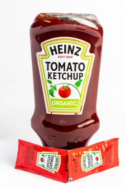 Londra, Birleşik Krallık 10 Mart 2025 - Heinz Domates Ketçap Sachets ve Heinz Organik Domates Ketçap. Beyaz Geçmişe Karşı Stüdyo Çekimi.