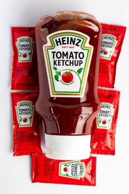Londra, Birleşik Krallık 10 Mart 2025 - Heinz Domates ve Şişe Ketçap. Beyaz Geçmişe Karşı Stüdyo Çekimi.