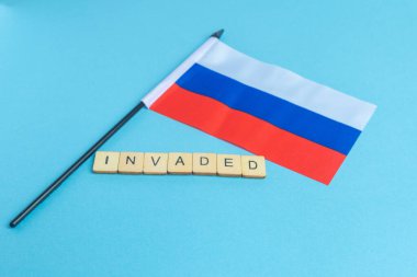 Rusya Federasyonu 'nun Ulusal Bayrağı ve üzerinde 