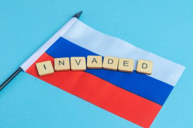 Rusya Federasyonu 'nun Ulusal Bayrağı ve üzerinde 