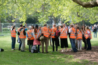 Londra, Birleşik Krallık, 26 Nisan 2025 - Just Stop Oil üyeleri, kampanyalarında başarılı olduklarını iddia ettikten sonra son kez Londra 'da protesto yaptılar. Bir üyenin elinde bir pankart var. 