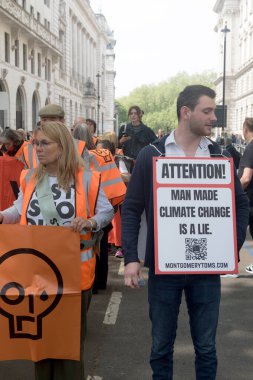 Londra, Birleşik Krallık, 26 Nisan 2025 - Just Stop Oil üyeleri, Londra 'da son kez protesto kampanyalarında başarılı olduklarını iddia ettiler.