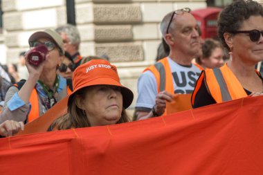 Londra, Birleşik Krallık, 26 Nisan 2025 - Just Stop Oil üyeleri, kampanyalarında başarılı olduklarını iddia ettikten sonra son kez Londra 'da protesto yaptılar..