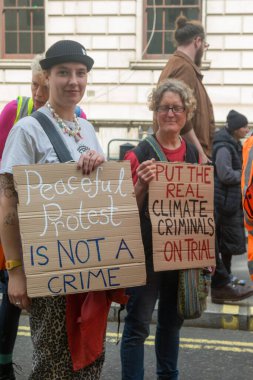 Londra, Birleşik Krallık, 26 Nisan 2025 - Just Stop Oil üyeleri, kampanyalarında başarılı olduklarını iddia ettikten sonra son kez Londra 'da protesto yaptılar. Protesto işaretleri tutuluyor