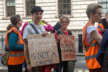 Londra, Birleşik Krallık, 26 Nisan 2025 - Just Stop Oil üyeleri, kampanyalarında başarılı olduklarını iddia ettikten sonra son kez Londra 'da protesto yaptılar. Protesto işaretleri tutuluyor