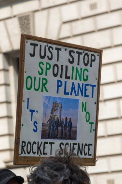 Londra, Birleşik Krallık, 26 Nisan 2025 - Just Stop Oil üyeleri, kampanyalarında başarılı olduklarını iddia ettikten sonra son kez Londra 'da protesto yaptılar. Bir Protesto Tabelası Tutarken