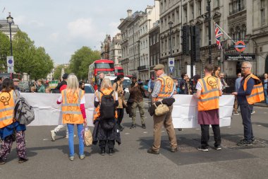 Londra, Birleşik Krallık, 26 Nisan 2025 - Just Stop Oil üyeleri, son protestolarının bir parçası olarak parlamento meydanındaki yolları kapatın