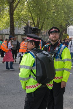 Londra, Birleşik Krallık, 26 Nisan 2025 - Just Stop Oil üyeleri Parlamento Meydanı 'nda Londra Şehri Polis Memurları tarafından filme alındı