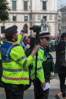 Londra, Birleşik Krallık, 26 Nisan 2025 - Just Stop Oil üyeleri Parlamento Meydanı 'nda Londra Şehri Polis Memurları tarafından filme alındı