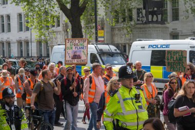 Londra, Birleşik Krallık, 26 Nisan 2025 - Just Stop Oil üyeleri, kampanyalarında başarılı olduklarını iddia ettikten sonra son kez Londra 'da protesto yaptılar..