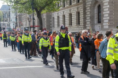 Londra, Birleşik Krallık, 26 Nisan 2025 - Just Stop Oil üyeleri, Londra 'nın merkezinde Whitehall boyunca protesto