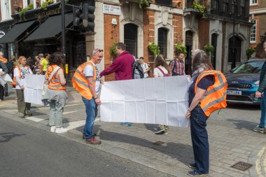 Londra, Birleşik Krallık, 26 Nisan 2025 - Just Stop Oil üyeleri, Londra 'nın merkezinde Whitehall boyunca protesto