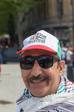 Londra, Birleşik Krallık, 26 Nisan 2025 - Londra 'nın orta kesimindeki Trafalgar Meydanı' nda bir adam Filistin Kaptanı için özgürlük takıyor.