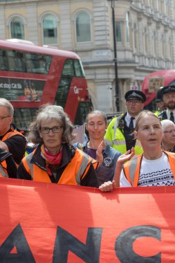 Londra, Birleşik Krallık, 26 Nisan 2025 - Just Stop Oil üyeleri, Londra 'nın merkezindeki Strand nehri boyunca protesto.