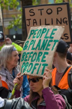 Londra, Birleşik Krallık, 26 Nisan 2025 - Just Stop Oil üyeleri, Londra 'nın merkezindeki Strand nehri boyunca protesto.