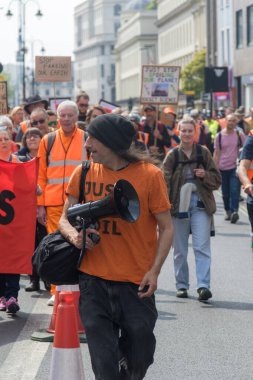 Londra, Birleşik Krallık, 26 Nisan 2025 - Just Stop Oil üyeleri, Londra 'nın merkezindeki Strand nehri boyunca protesto