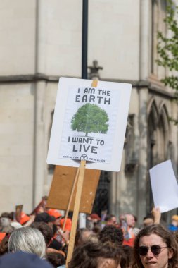 Londra, Birleşik Krallık, 26 Nisan 2025 - Just Stop Oil üyeleri, kampanyalarında başarılı olduklarını iddia ettikten sonra son kez Londra 'da protesto yaptılar. 