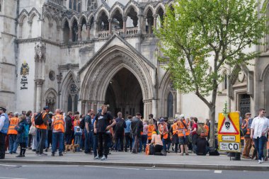 Londra, Birleşik Krallık, 26 Nisan 2025 - Just Stop Oil üyeleri, Londra 'daki Kraliyet Adalet Divanı önünde protesto