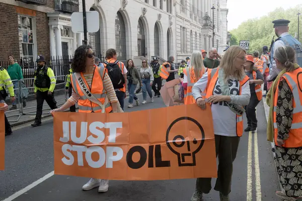 Londra, Birleşik Krallık, 26 Nisan 2025 - Just Stop Oil üyeleri, kampanyalarında başarılı olduklarını iddia ettikten sonra son kez Londra 'da protesto yaptılar..