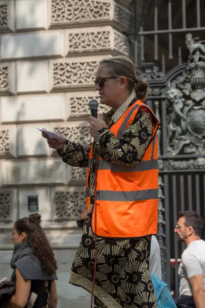 Londra, Birleşik Krallık, 26 Nisan 2025 - Just Stop Oil üyeleri, kampanyalarında başarılı olduklarını iddia ettikten sonra son kez Londra 'da protesto yaptılar. Parilament Meydanı Sözcüsü