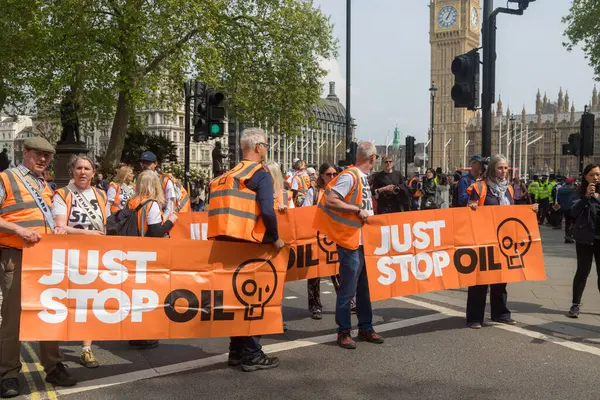 Londra, Birleşik Krallık, 26 Nisan 2025 - Just Stop Oil üyeleri, son protestolarının bir parçası olarak parlamento meydanındaki yolları kapatın