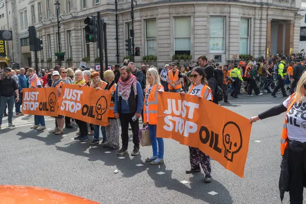 Londra, Birleşik Krallık, 26 Nisan 2025 - Just Stop Oil üyeleri, Trafalgar Meydanı 'ndaki yolları kapatın.