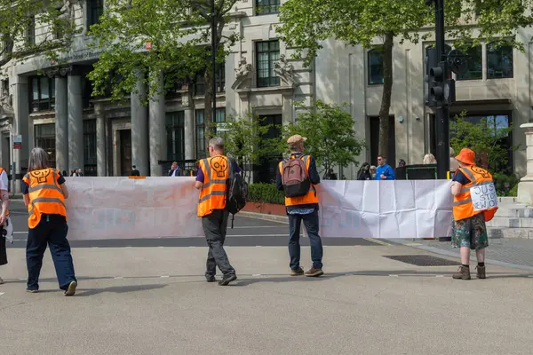 Londra, Birleşik Krallık, 26 Nisan 2025 - Just Stop Oil üyeleri, Londra 'nın merkezindeki The Strand boyunca yolları kapatın.