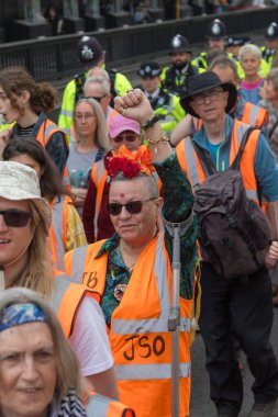 Londra, Birleşik Krallık, 26 Nisan 2025 - Just Stop Oil üyeleri Londra 'daki Waterloo Köprüsü' nde son yürüyüşleri için yürüyüşe geçtiler..