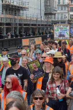 Londra, Birleşik Krallık, 26 Nisan 2025 - Just Stop Oil üyeleri Londra 'daki Waterloo Köprüsü' nde son yürüyüşleri için yürüyüşe geçtiler..