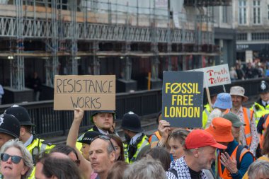 Londra, Birleşik Krallık, 26 Nisan 2025 - Just Stop Oil üyeleri Londra 'daki Waterloo Köprüsü' nde son yürüyüşleri için yürüyüşe geçtiler..