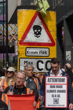 Londra, Birleşik Krallık, 26 Nisan 2025 - Just Stop Oil üyeleri, kampanyalarında başarılı olduklarını iddia ettikten sonra son kez Londra 'da protesto yaptılar..