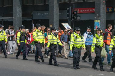 Londra, Birleşik Krallık, 26 Nisan 2025 - Just Stop Oil üyeleri, kampanyalarında başarılı olduklarını iddia ettikten sonra son kez Londra 'da protesto yaptılar..
