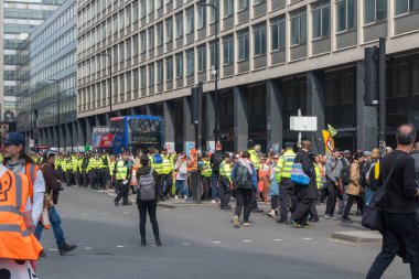 Londra, Birleşik Krallık, 26 Nisan 2025 - Just Stop Oil üyeleri, kampanyalarında başarılı olduklarını iddia ettikten sonra son kez Londra 'da protesto yaptılar..