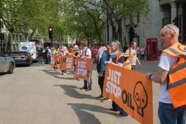 Londra, Birleşik Krallık, 26 Nisan 2025 - Just Stop Oil üyeleri, Strand boyunca yolları kapatın.