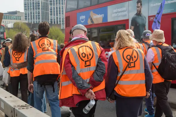 Londra, Birleşik Krallık, 26 Nisan 2025 - Just Stop Oil üyeleri Londra 'daki Waterloo Köprüsü' nde son yürüyüşleri için yürüyüşe geçtiler..